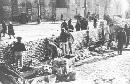 https://www.jewishvirtuallibrary.org/jsource/images/Holocaust/Warsaw_ghetto.jpg